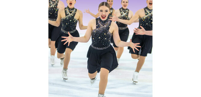 A group of ice skaters in sparkling costumes performs a dynamic choreography. They radiate joy and energy as they glide across the ice. | © Mozartcup/Textmarka