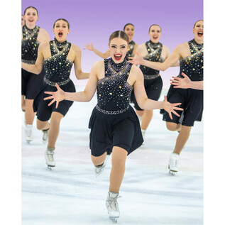 A group of ice skaters in sparkling costumes performs a dynamic choreography. They radiate joy and energy as they glide across the ice. | © Mozartcup/Textmarka