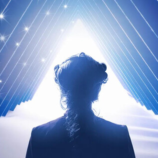 A person stands in the foreground and looks at a bright light surrounded by blue geometric shapes. The atmosphere feels mystical and inspiring. | © ISM