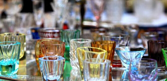 Various colorful glasses are placed on a table. The glasses are depicted in different shapes and colors. | © sr.märkte