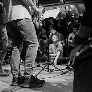 A jazz band is playing live on stage. The audience listens attentively and enjoys the music. | © Jazzit