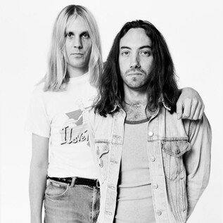 Two musicians pose in black-and-white clothing. They stand close together and look at the camera. | © Rockhouse Salzburg