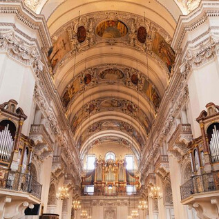 An impressive church with high ceilings and magnificent organs. The walls are intricately decorated and create an impressive atmosphere. | © Dom zu Salzburg