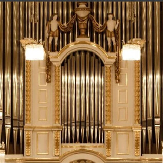 Eine prächtige Orgel mit goldenen Verzierungen in einem eleganten Saal. Die Architektur ist klassisch und vermittelt eine festliche Atmosphäre. | © Wolfgang Lienbacher