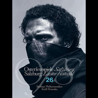 A portrait of a man with a clear, expressive gaze and a mask. The background is dark, while the focus is on the man's face. | © Osterfesstspiele Salzburg
