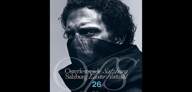 A mysterious man in a black coat and a mask, on an artistic poster. It promotes the Easter Festival in Salzburg with the Berlin Philharmonic. | © Osterfesstspiele Salzburg