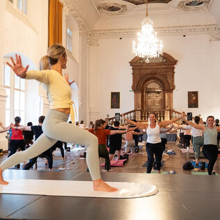 Pop Up Yoga im DomQuartier | © SalzburgerLand Tourismus