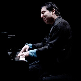 Ein Pianist spielt leidenschaftlich am Klavier. Die Szene ist in dunklen Farben gehalten und strahlt eine besondere Atmosphäre aus. | © Marco Borggreve