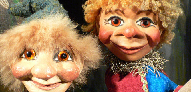 Two colorful dolls with friendly faces. One has curly hair and the other has a pointed hat. | © Sindri Puppentheater