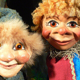 Two colorful dolls with friendly faces. One has curly hair and the other has a pointed hat. | © Sindri Puppentheater