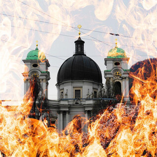 A historic building with a magnificent dome and green turrets. Surrounded by flames that create a dramatic atmosphere. | © Mag. Christoph Koca