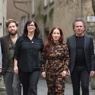 A group of six people strolls leisurely down a street. They are wearing various stylish outfits and seem to be having a great time. | © Wolfgang Lienbacher