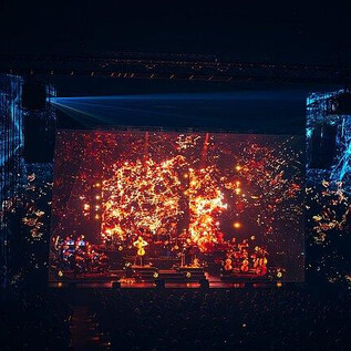 An impressive concert with vibrant lights and a large music group on stage. The background features a fascinating visual spectacle. | © SHOW FACTORY Entertainment GmbH