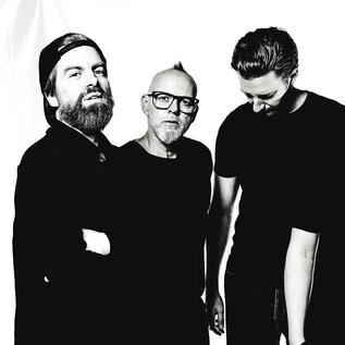A five-member band is posing in front of a white background. They are wearing casual clothing and look relaxed. | © Mumpi Künster
