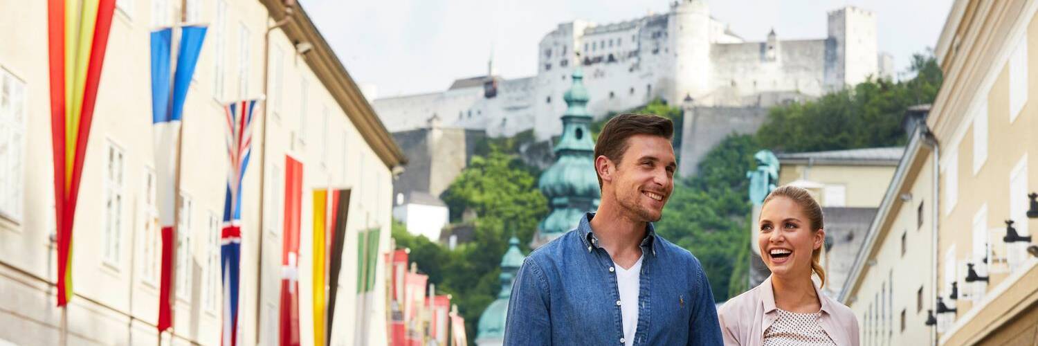 Pärchen in der Hofstallgasse vorm Festspielhaus | © Tourismus Salzburg GmbH / A. Hechenberger